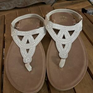 Size 8  C&C California Sparkle Sandals w back stretch heel strap. GUC